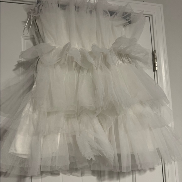 Elegant White Tulle Skirt - Picture 3 of 5